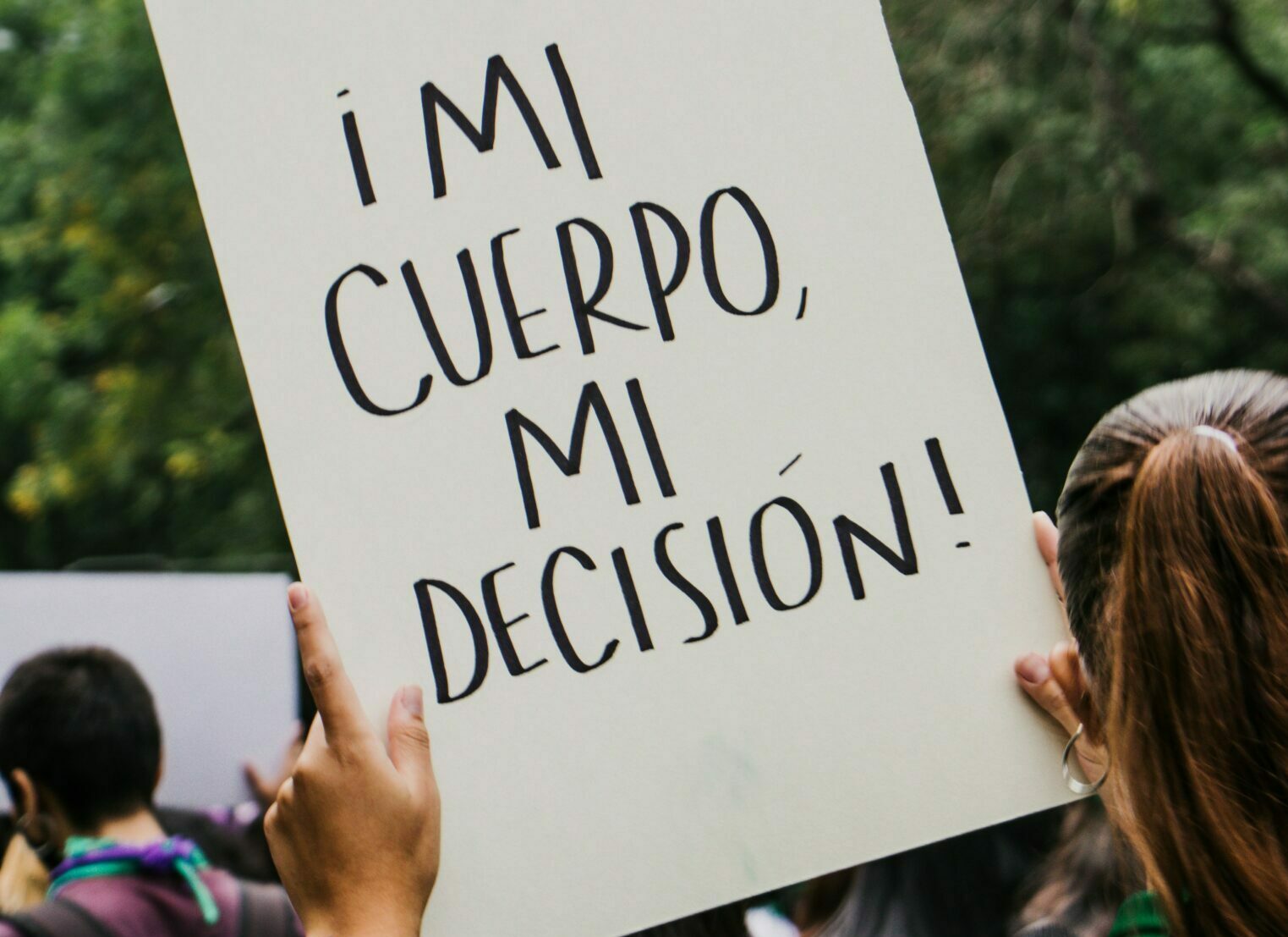 a sign reading "¡Mi cuerpo, mi decision!"
